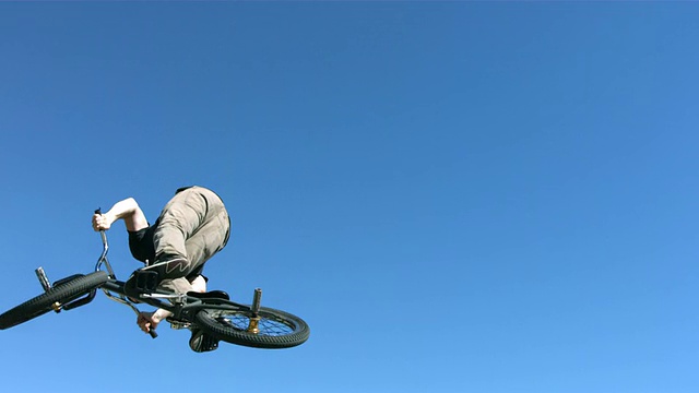 BMX空气蓝天，慢动作视频素材