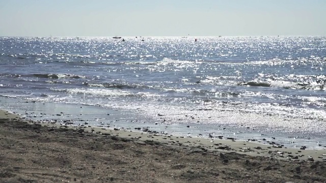 海浪拍打着沙滩视频素材