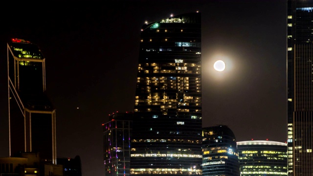 月亮升起在照亮的公路和夜晚的城市，时间流逝视频素材