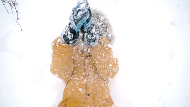 男孩拍手，手里拿着一把雪视频素材