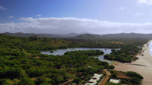 空中向前:茂密的绿色森林覆盖平原和山丘海岸- El Gigante，尼加拉瓜视频素材