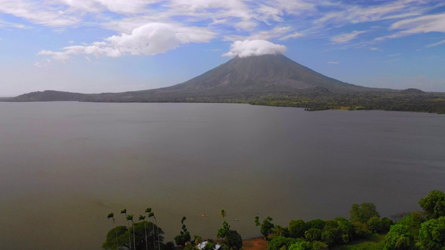 空中封锁:火山在灰色的海洋和明亮的蓝天之上-米特佩，尼加拉瓜视频素材