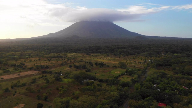 空中向前:火山与烟雾覆盖顶部绿色山谷-梅特佩，尼加拉瓜视频素材