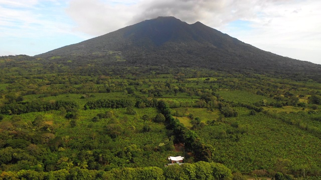 空中向前:火山在绿色山谷与烟上方-梅特佩，尼加拉瓜视频素材