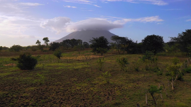 空中前进/上升:火山在绿色山谷与烟雾之上-梅特佩，尼加拉瓜视频素材