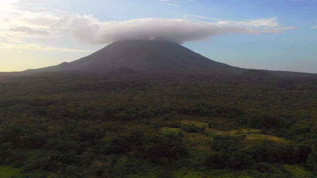 空中向前/右:火山在绿色山谷与烟上方-梅特佩，尼加拉瓜视频素材