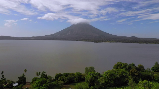 空中出口:树与火山的海洋边缘，烟在对面-梅特佩，尼加拉瓜视频素材