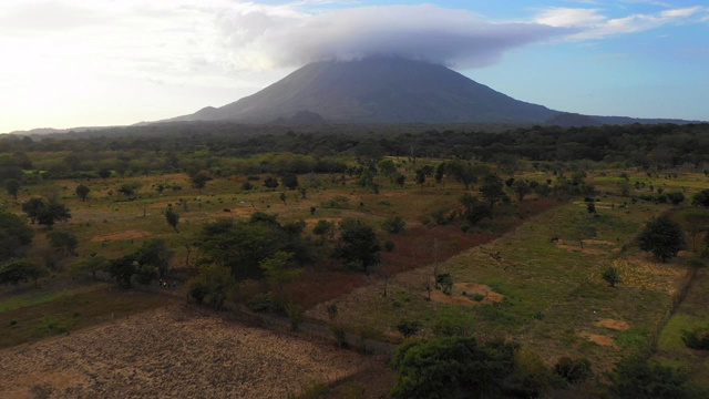 空中向前:树覆盖平原导致烟雾覆盖火山-梅特佩，尼加拉瓜视频素材