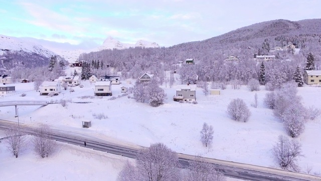 空中向前:挪威罗浮敦的白雪公主村-挪威罗浮敦视频素材