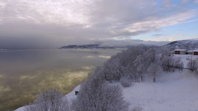 空中向后:在挪威罗浮敦充满魔法气氛的风景-罗浮敦，挪威视频素材