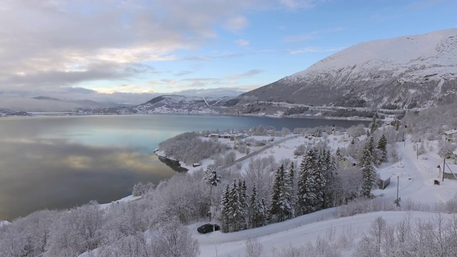 空中向前:挪威罗弗敦被雪覆盖的地区-挪威罗弗敦视频素材