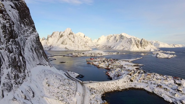 空中向后:挪威罗浮敦的广阔雪区，有住宅和自然-挪威罗浮敦视频素材