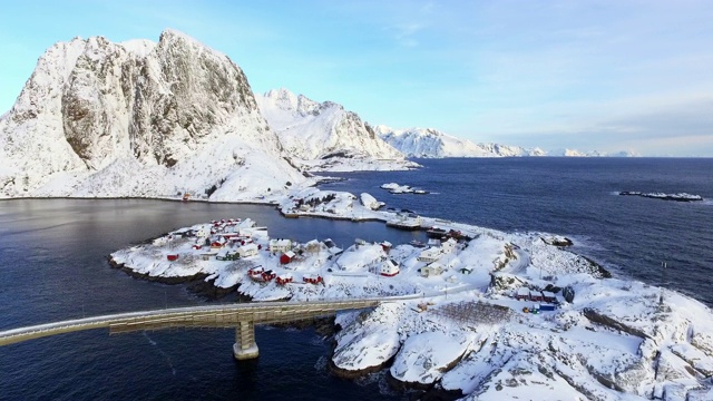 从左到右:挪威罗浮敦的偏远岛屿，海浪飞溅——挪威罗浮敦视频素材