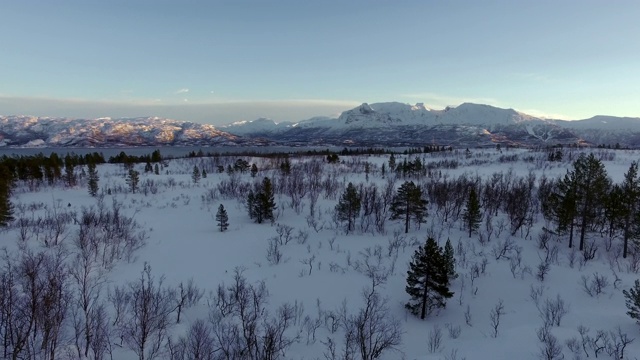 空中缓慢前进:到达遥远的罗弗敦雪山挪威-罗弗敦，挪威视频素材