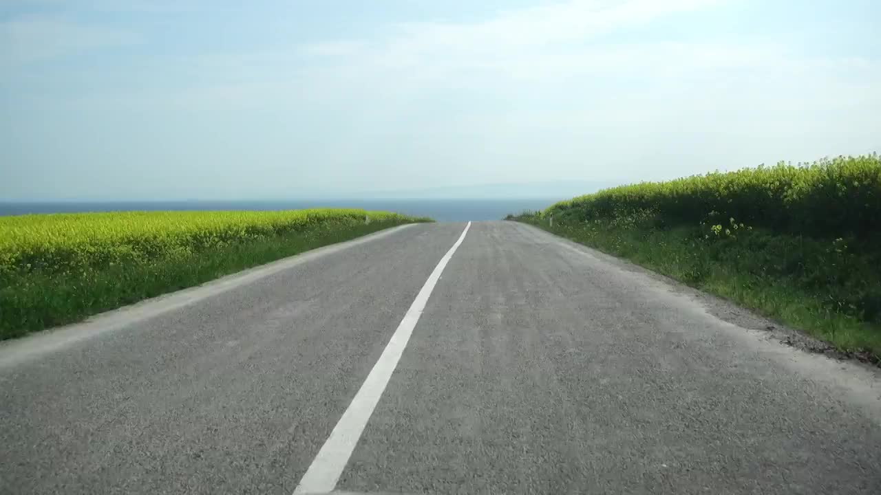 在两条车道的柏油路上行驶视频素材