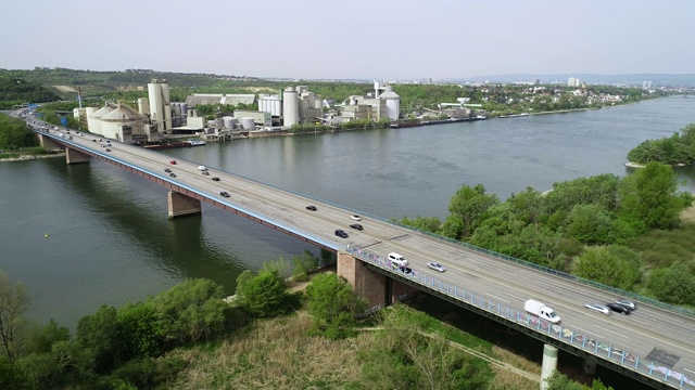 公路大桥和莱茵河鸟瞰图视频素材