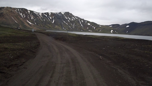 越野车行驶在土路上的Landmanalaugar在冰岛高地。视频素材