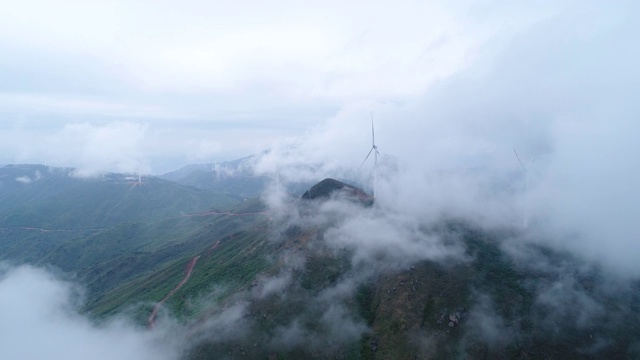 鸟瞰图的风车在雾视频素材