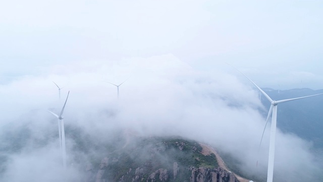 鸟瞰图的风车在雾视频素材