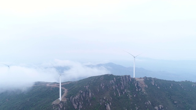 鸟瞰图的风车在雾视频素材