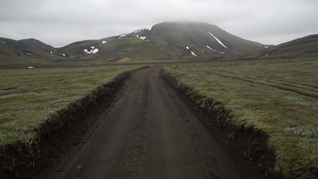 越野车行驶在土路上的Landmanalaugar在冰岛高地。视频素材