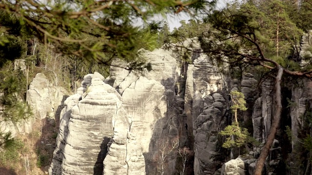 砂岩岩石，森林中的岩石山丘。攀登景观，巨石视频素材