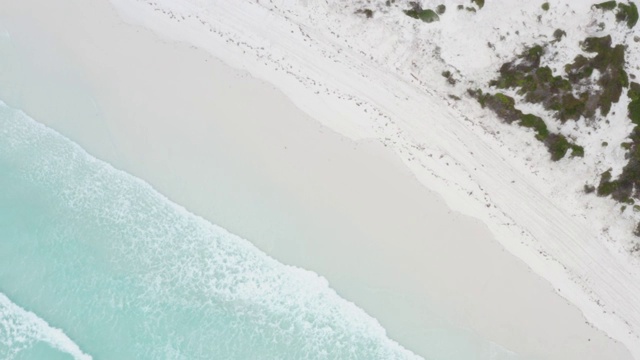 澳大利亚西澳大利亚热带海域的空中海滩波。视频素材