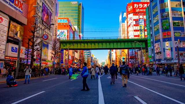 时光流逝，东京秋叶原街头的白天视频素材