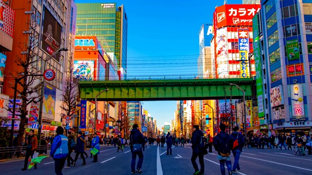 时光流逝，东京秋叶原街头的白天视频素材