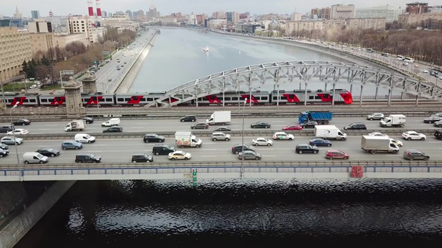 沿莫斯科河上的公路和铁路桥飞行视频素材