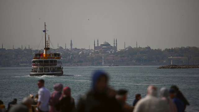 人们走在卡迪科伊的海岸上。İstanbul土耳其视频素材