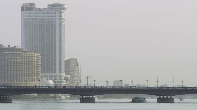 埃及开罗市中心的尼罗河低空景色。视频下载