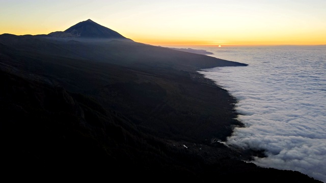 西班牙，加那利群岛，特内里费岛，泰德火山附近的云层，从白天到晚上的空中日落超延时。视频素材