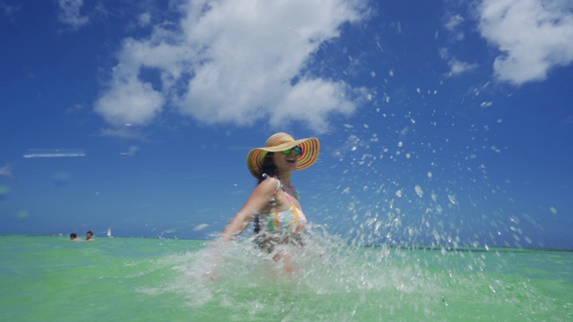 幸福的女人和加勒比海，蓬塔卡纳，多米尼加共和国。夏天的假期。跟我来的概念。视频素材