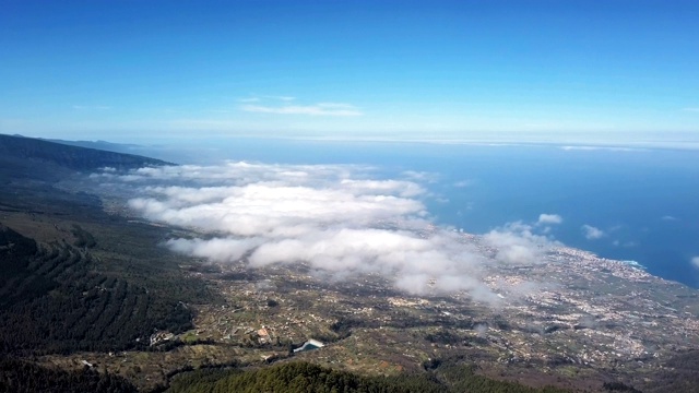 云雾的空中全景图覆盖波多黎各德拉克鲁兹和泰德国家公园，特内里费，加那利群岛，西班牙。视频素材