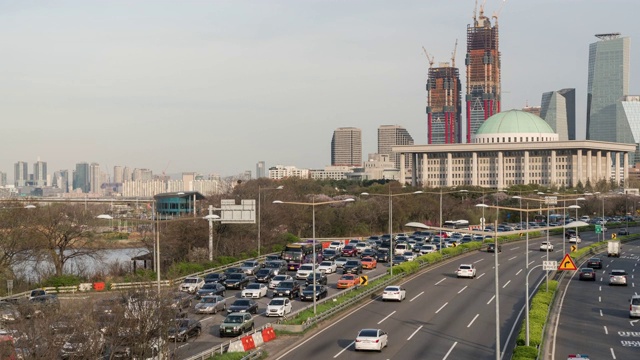 首尔Yeouido区国会大厦附近道路上的交通情况视频素材