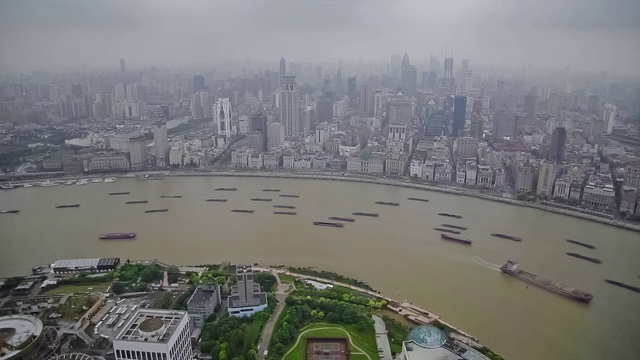 多艘驳船沿上海河航行的时间间隔。中国上海视频素材