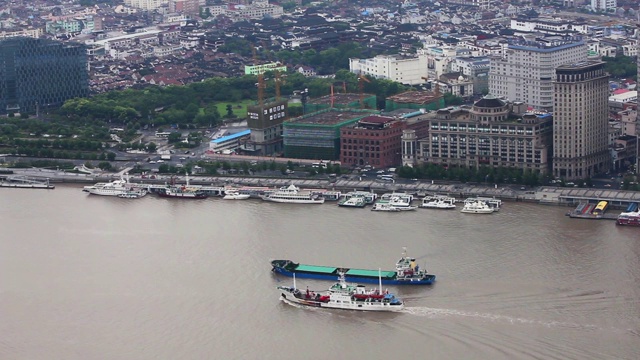 多艘驳船沿着上海的河流航行。中国上海视频素材