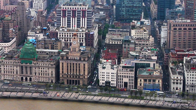 外滩历史建筑，面朝黄浦江，中国上海视频素材