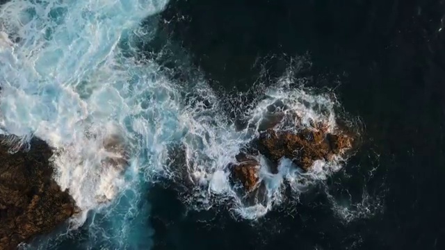 顶部鸟瞰图海浪溅在岩石背景，特内里费，加那利群岛，西班牙。视频素材