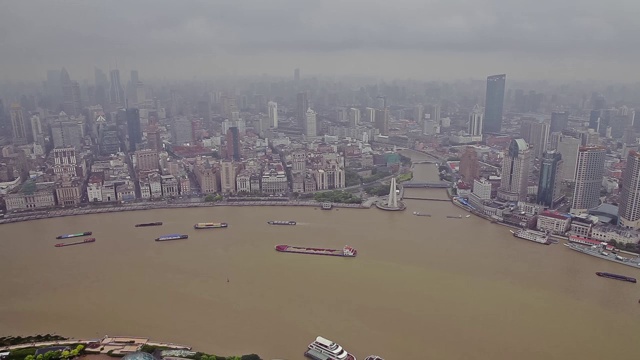 多艘驳船沿着上海的河流航行。中国上海视频素材