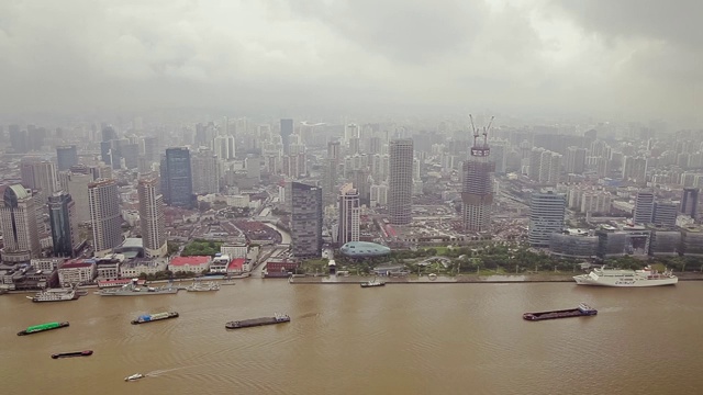 多艘驳船沿着上海的河流航行。中国上海视频素材