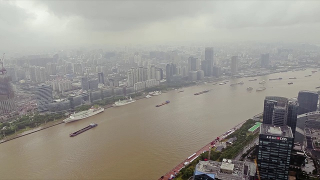 多艘驳船沿着上海的河流航行。上海,中国。视频素材