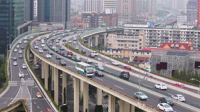 繁忙的交通天桥在现代城市，上海，中国视频素材