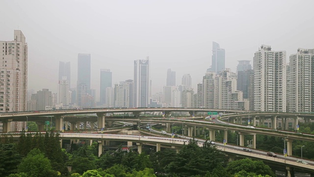 繁忙的交通天桥在现代城市，上海，中国视频素材