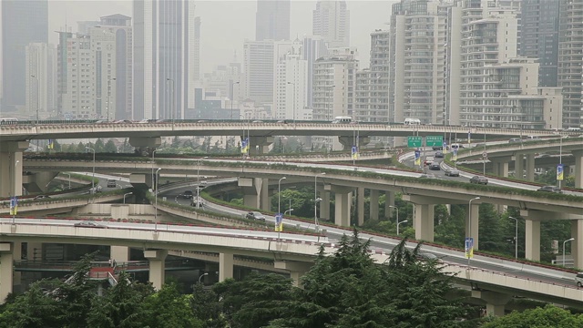 繁忙的交通天桥在现代城市，上海，中国视频素材