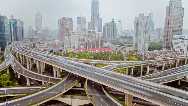 繁忙的交通天桥在现代城市，上海，中国视频素材