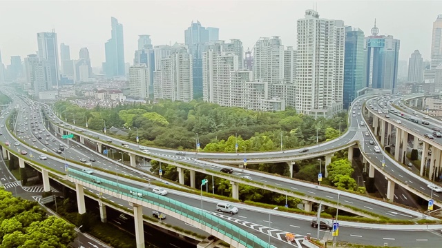 中国上海现代城市中立桥交通繁忙的时间视频素材