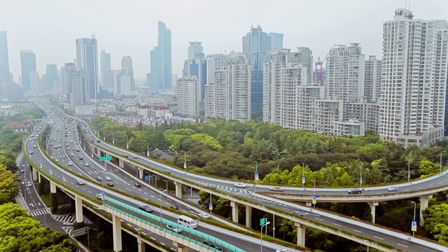 繁忙的交通天桥在现代城市，上海，中国视频素材