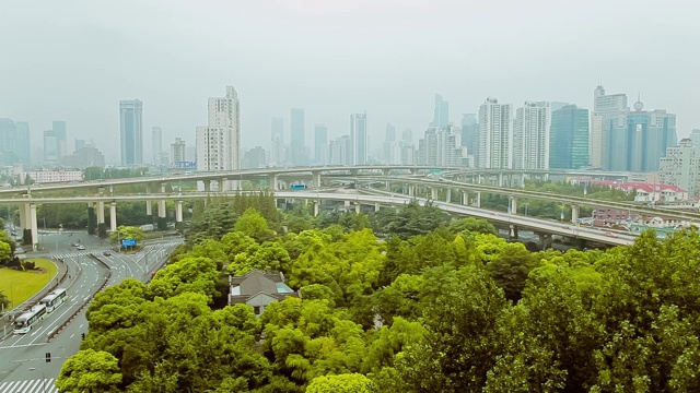 繁忙的交通天桥在现代城市，上海，中国视频素材